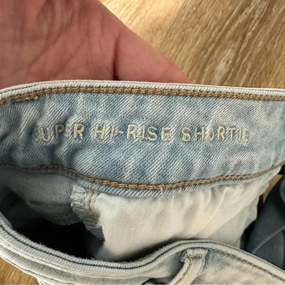 American Eagle Women's Super Hi-Rise Shortie Distressed Denim Shorts Size 2 GUC - Picture 7 of 9